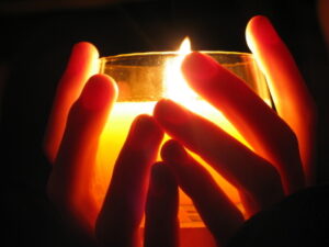 Hands-holding-candle
